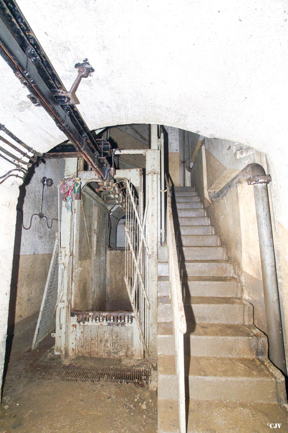 Ligne Maginot - BREHAIN - A6 - (Ouvrage d'artillerie) - Bloc 5
Monte-charges et escalier - Lia VERMEULEN