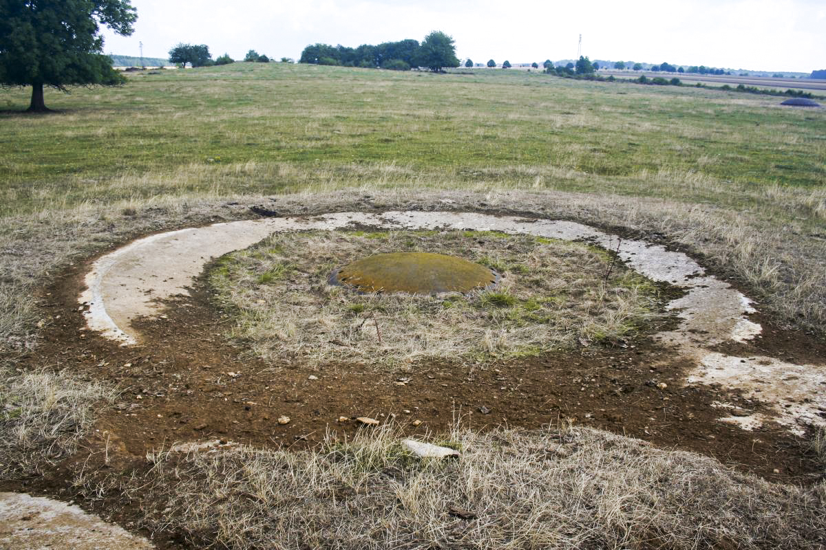 Ligne Maginot - BREHAIN - A6 - (Ouvrage d'artillerie) - Bloc 7 
La tourelle de 81 presque recouverte ...