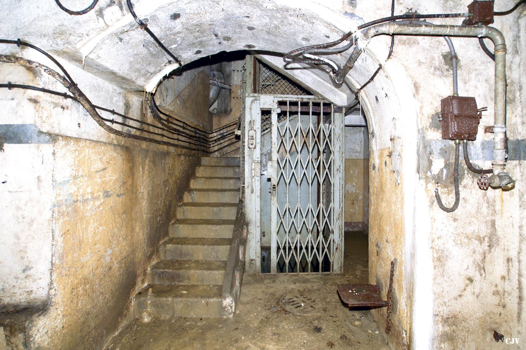 Ligne Maginot - BREHAIN - A6 - (Ouvrage d'artillerie) - Bloc 7
L'escalier et monte-charge - Lia VERMEULEN
