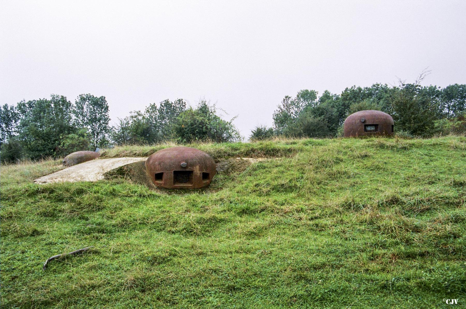 Ligne Maginot - BREHAIN - A6 - (Ouvrage d'artillerie) - Bloc 8
Cloche pour mitrailleuses Reibel MAC 31 et cloche GFM au second  plan