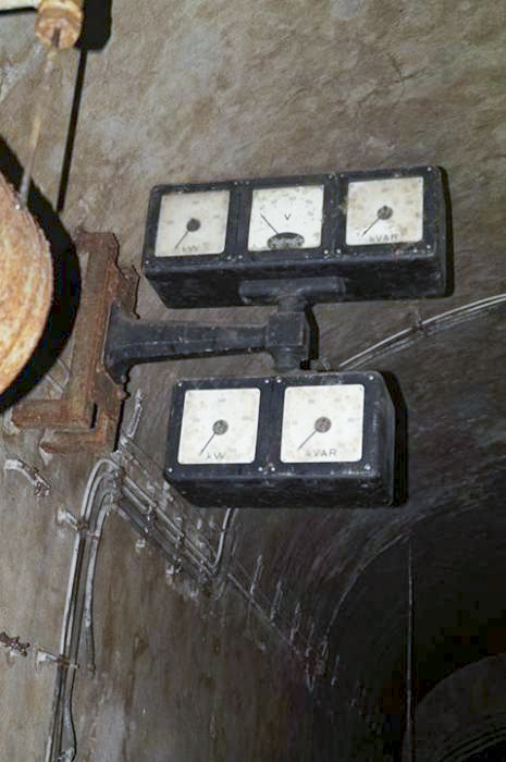 Ligne Maginot - BREHAIN - A6 - (Ouvrage d'artillerie) - L'usine électrique
Le 'Tréfle' dans l'usine électrique. Son rôle était de donner les indications sur la puissance  consommée par l'ouvrage.
NB : Ces matériels ne sont pas ceux en place à l'époque.