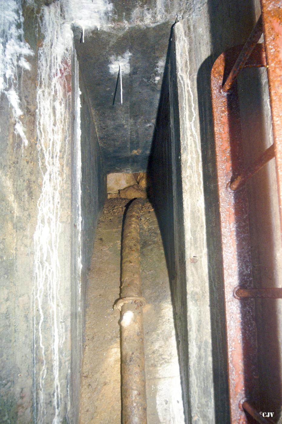 Ligne Maginot - BREHAIN - A6 - (Ouvrage d'artillerie) - Un entrée des câbles
Photo prise en partie haute du puits