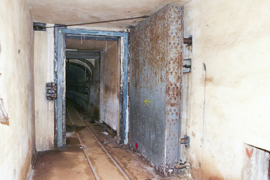 Ligne Maginot - BREHAIN - A6 - (Ouvrage d'artillerie) - La porte pare-souffle séparant les arrières des blocs de l'ouvrage et destinée à protéger les blocs des effets du souffle en cas d'explosion du magasin M1. Sa fermeture, comme celle de toutes les portes de ce type est commandée manuellement en cas d'incident ou d'incendie au niveau du magasin M1