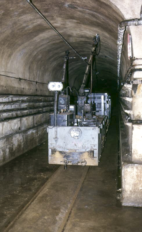 Ligne Maginot - BREHAIN - A6 - (Ouvrage d'artillerie) - Locotracteur VETRA dans la galerie principale
1984
