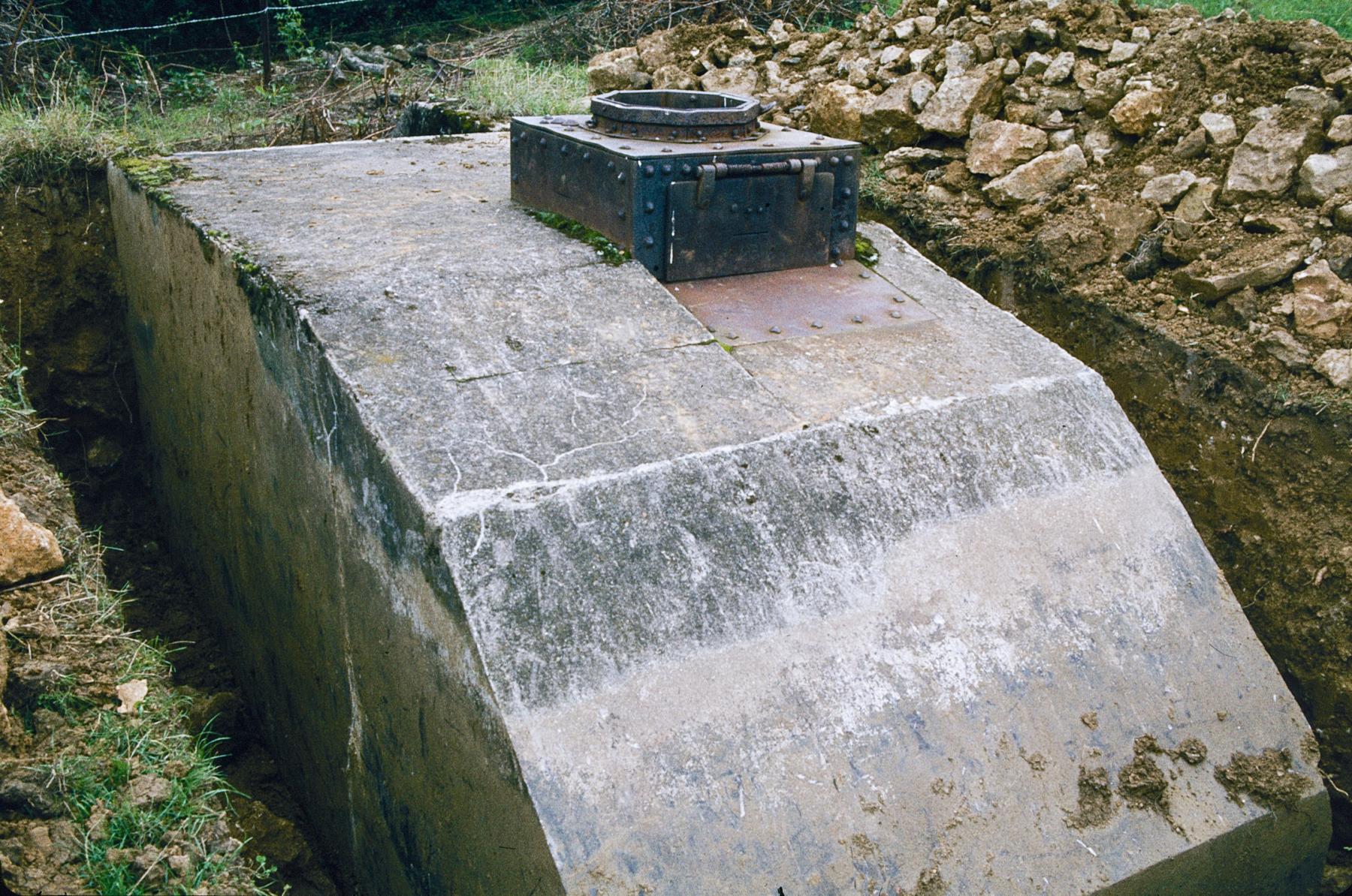 Ligne Maginot - CB317B - BROMMELSBERG - (Observatoire d'infanterie) - Le blockhaus en 1979 lors de l'opération de récupération de la carcasse du char par Amifort - Michel Mansuy