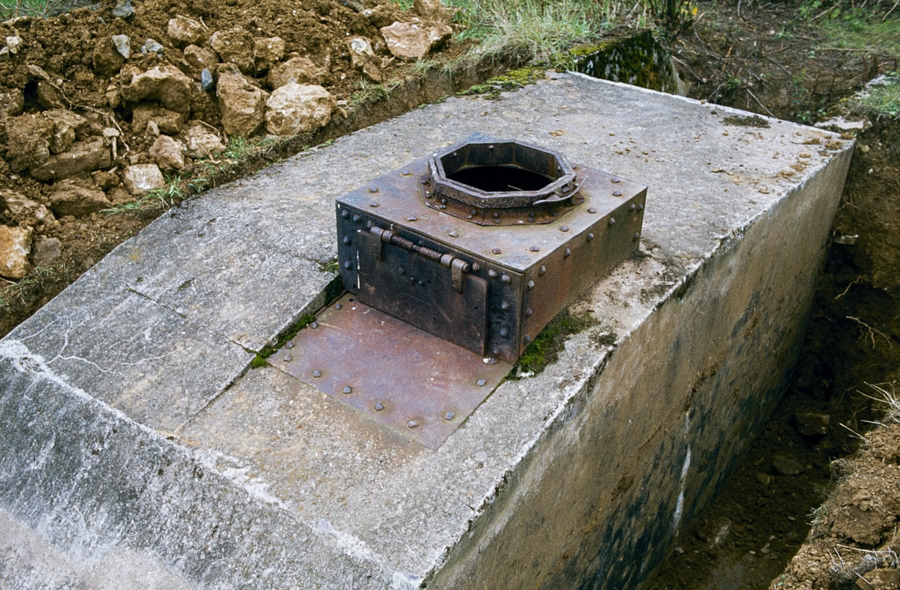 Ligne Maginot - CB317B - BROMMELSBERG - (Observatoire d'infanterie) - Le blockhaus en 1979 lors de l'opération de récupération de la carcasse du char par Amifort - Michel Mansuy