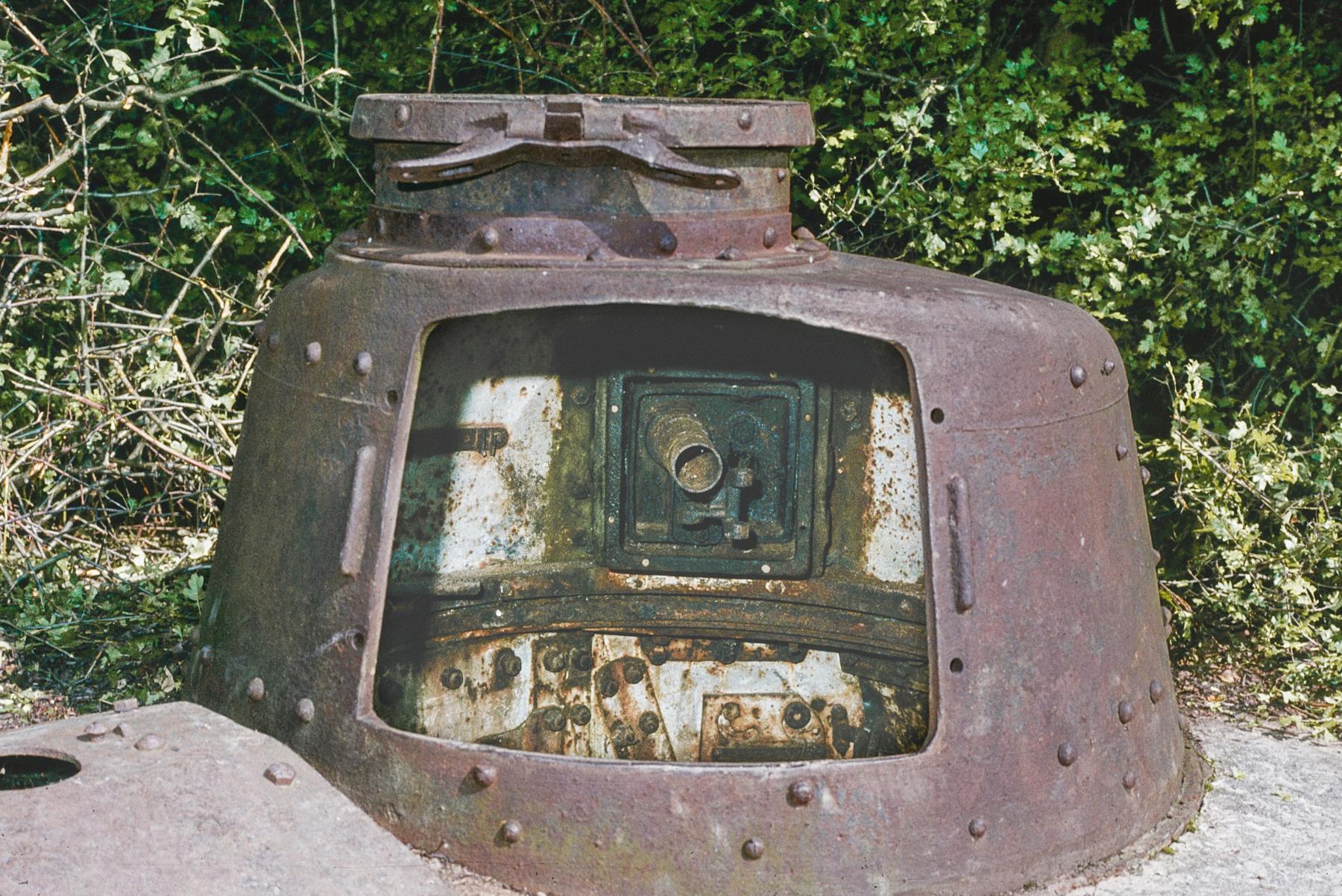 Ligne Maginot - FT6 - HERRENWEG 3 - (Blockhaus pour arme infanterie) - Le blockhaus en 1979
Détail de la tourelle mitrailleuse - Michel Mansuy