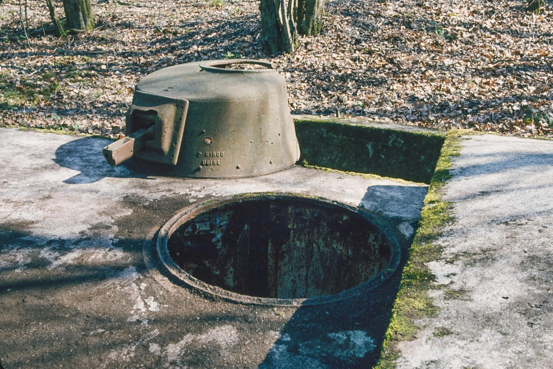 Ligne Maginot - LANGSTWALD 4 - (Blockhaus pour arme infanterie) - Le blockhaus en 1980
La tourelle fortement endommagée est encore sur place - Michel Mansuy