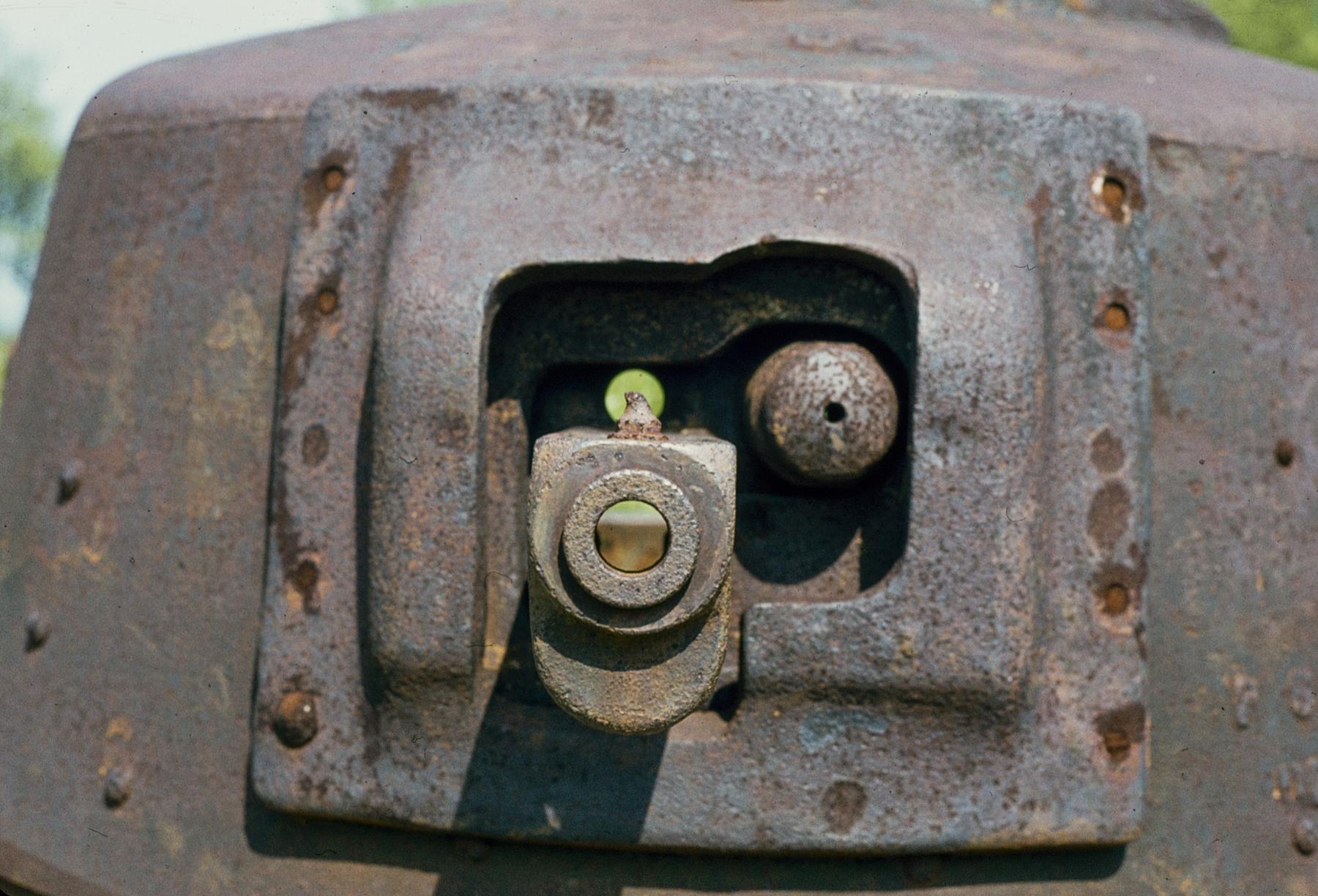 Ligne Maginot - NONNENWALD 4 - (Blockhaus pour arme infanterie) - Vue de la tourelle avec le carter de la mitrailleuse et la protection pour la lunette de visée - Michel Mansuy