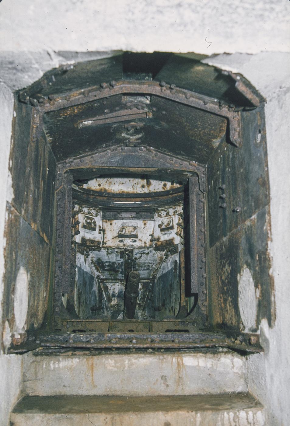 Ligne Maginot - NONNENWALD 4 - (Blockhaus pour arme infanterie) - L’intérieur de la carcasse du char FT - Michel Mansuy