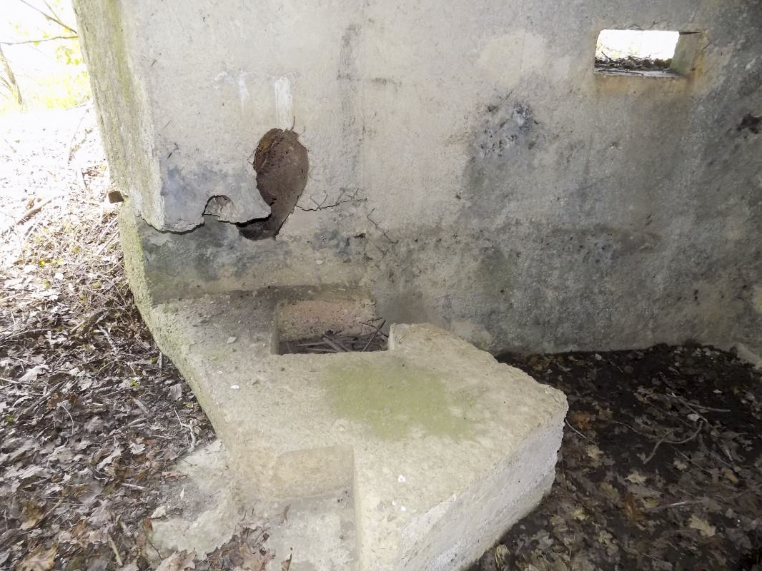 Ligne Maginot - BA96 - AVANCÉE DE ROCROI SUD-OUEST - (Blockhaus pour arme infanterie) - Disposition permettant de mettre en place les bêches deux types de canon AC 
Créneau FM - R Tucker