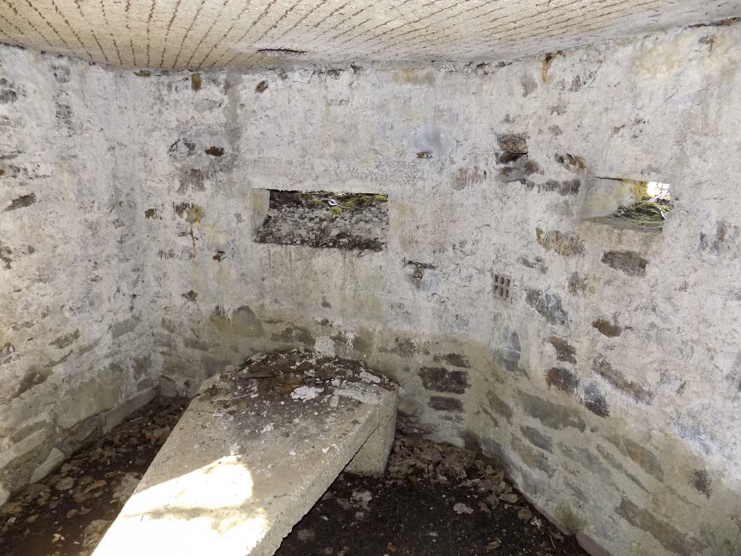 Ligne Maginot - BA107 - ROUTE DE REVIN 4 - (Blockhaus pour arme infanterie) - Créneau Hotchkiss gauche et Obs/FM centrale