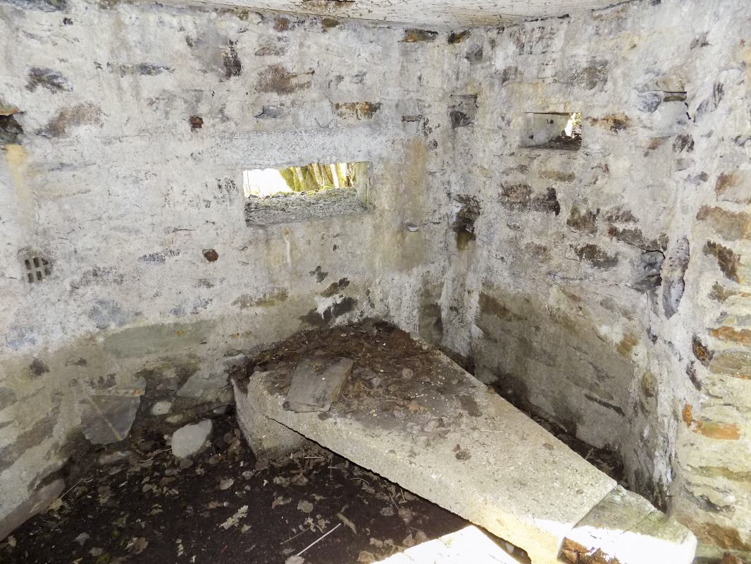 Ligne Maginot - BA107 - ROUTE DE REVIN 4 - (Blockhaus pour arme infanterie) - Créneaux Hotchkiss droite et Obs/FM