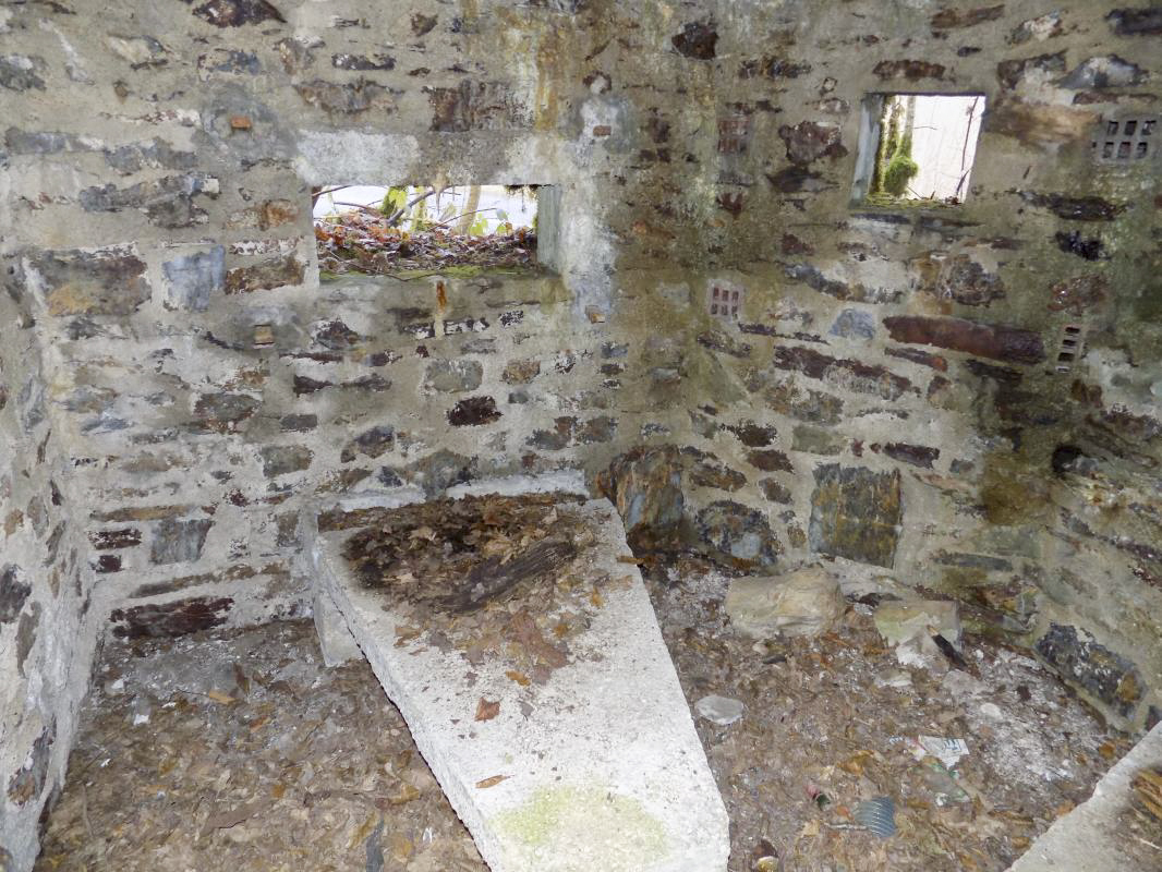 Ligne Maginot - BA108 - ROUTE DE REVIN 5 - (Blockhaus pour arme infanterie) - Créneaux Hotchkiss moitié gauche et FM frontale. Noter que les murs sont en pierre et la dalle en béton.