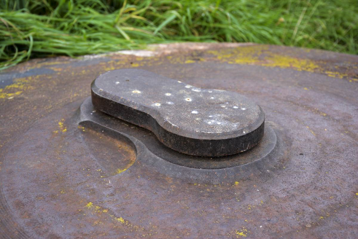 Ligne Maginot - La FERTE (Ouvrage d'infanterie) - Bloc 2
Cloche VDP
L'orifice du périscope verrouillé par son obturateur