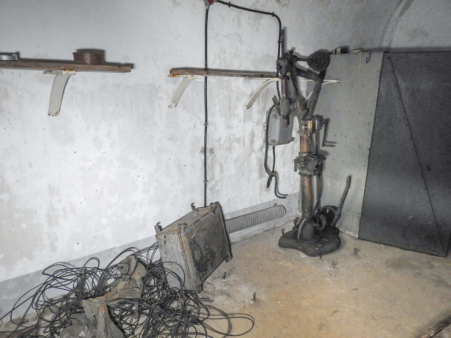 Ligne Maginot - JANUS - (Ouvrage d'artillerie) - Une perceuse à colonne dans l'atelier. - STENGER Mathieu