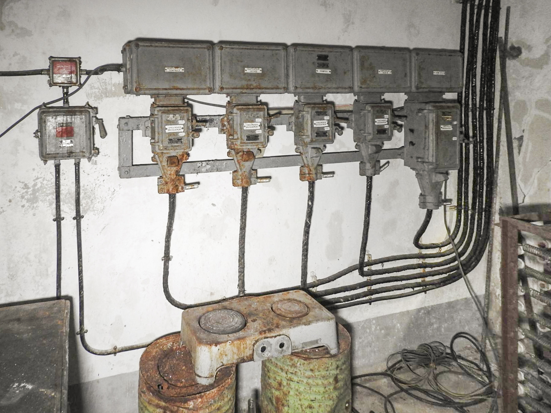 Ligne Maginot - JANUS - (Ouvrage d'artillerie) - Des connections électriques dans l'atelier. - STENGER Mathieu