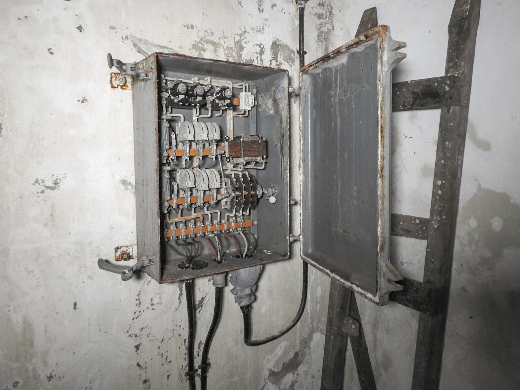 Ligne Maginot - JANUS - (Ouvrage d'artillerie) - Un boitier électrique. - STENGER Mathieu