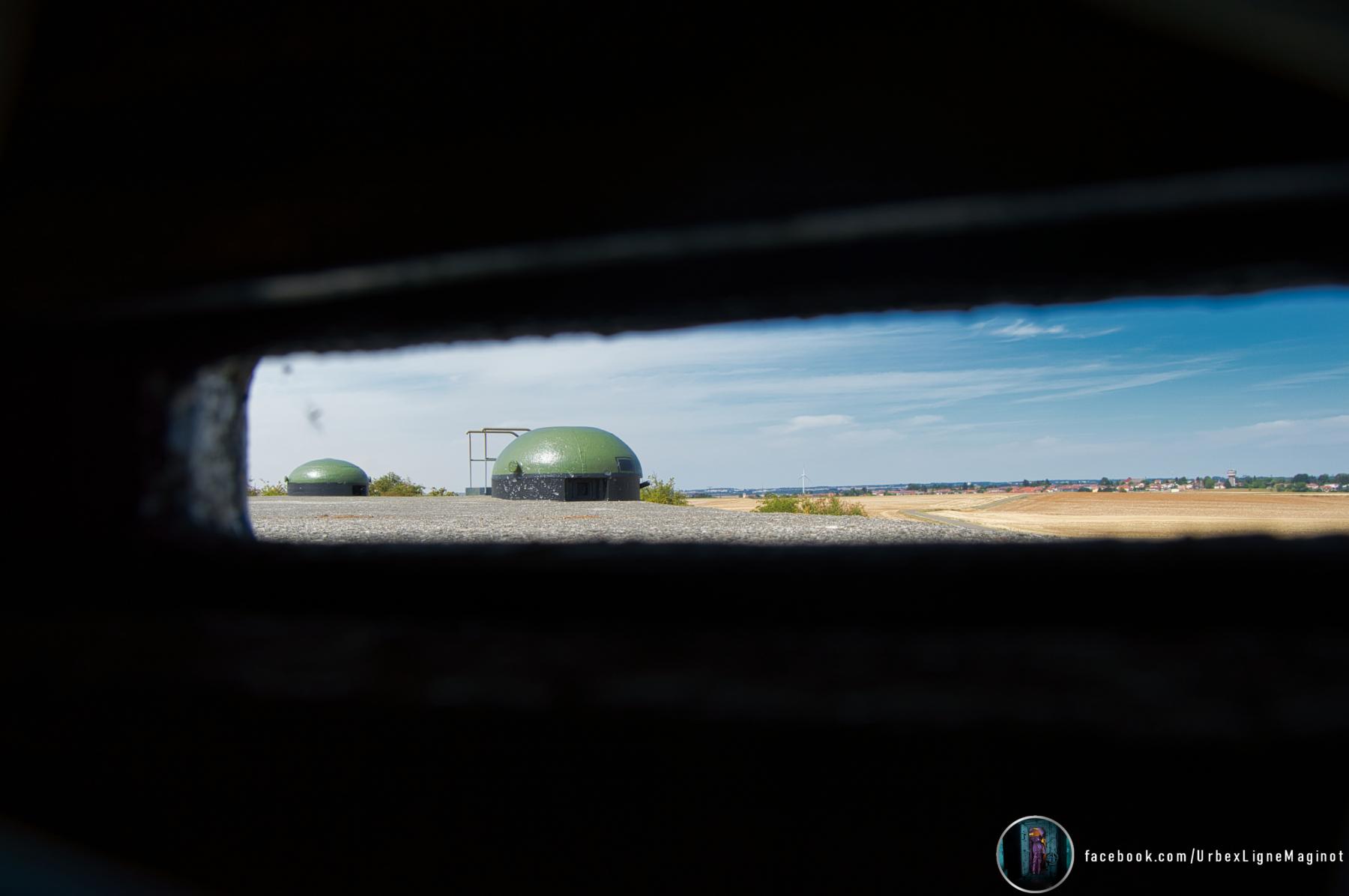 Ligne Maginot - BOIS DU FOUR - A5 - (Ouvrage d'infanterie) - Cloche VDP
Vue sur les 2 cloches GFM et sur le village de Villers-la-Montagne. - Thomas Mercklé