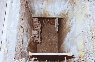 Ligne Maginot - 4B - (Chambre de coupure) - Vue intérieure
Boitiers pour raccordement de lignes de campagne (2 x 6 lignes) et boitiers de protection.
Arrivées de cables