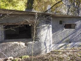 Ligne Maginot - MC13B - MC14 - (Casemate d'infanterie - double) - Les créneaux anti-char et mitrailleuse de flanquement Ouest.