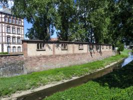 Ligne Maginot - QUARTIER AIME - (Camp de sureté) - Le mur d'enceinte de l'emprise militaire. Il repose sur l'ancien rempart médiéval de la ville.