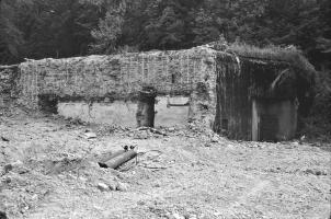 Ligne Maginot - BOIS DE KANFEN - X5 - (Abri) - Photo de l'abri lors de sa destruction partielle dans le cadre de la création de l'autoroute A31.
On y voit clairement les épaisseurs de la dalle et des parements. 