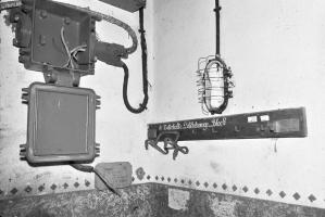 Ligne Maginot - BOIS DE KANFEN - X5 - (Abri) - Le local transmissions de l'abri.
Boitier pour translateur a gauche et supports pour postes de campagne TM32.
Ces postes étaient destinés à l'équipement à minima de l'abri du Zeiterholtz, de la casemate d'étrange et du blockhaus CB 13