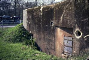 Ligne Maginot - BOIS DE KANFEN - X5 - (Abri) - Vue de la partie non détruite en bordure de l'autoroute