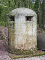 Ligne Maginot - BOIS DE KANFEN - X5 - (Abri) - Cloche GFM retirée de la moitié détruite de l'abri exposée devant l'abri du Zeiterholz