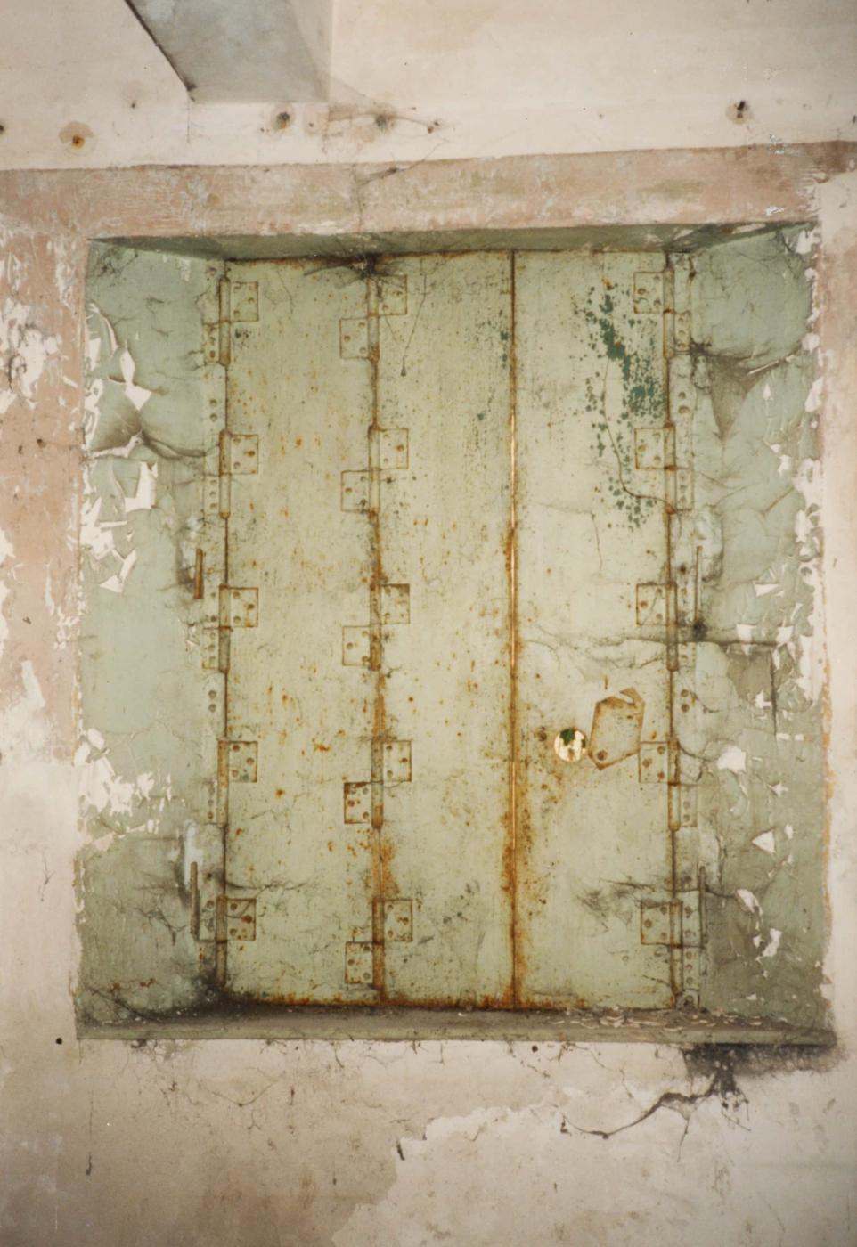 Ligne Maginot - ROUSSY LE VILLAGE (Poste avancé GRM) - (Poste GRM - Maison Forte) - Les fenêtres sont équipées de volets intérieurs pliants blindés. Le volet de droite comporte un œilleton pour l'observation - Jean-Louis Nospeld