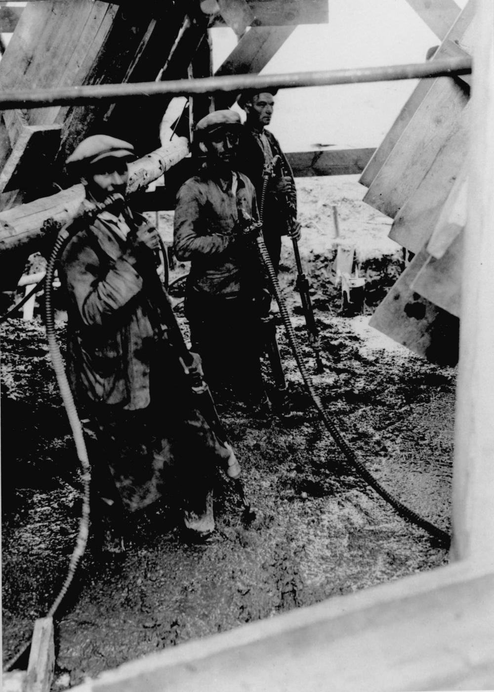 Ligne Maginot - DRACHENBRONN NORD OUEST - (Casemate d'infanterie - Simple) - Damage pneumatique du béton de la dalle de la galerie de communication
Photo prise lors du chantier de construction de la tranche de travaux III (entreprise Dietsch) - Inconnu