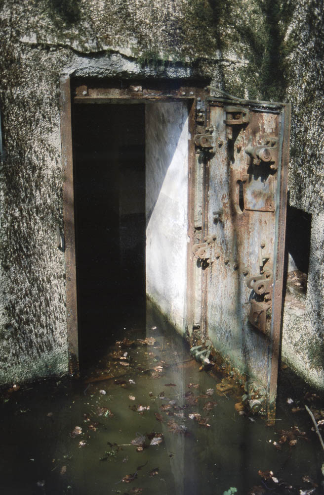 Ligne Maginot - BOIS DE KANFEN OUEST - C42 - (Casemate d'infanterie - Simple) - L'entrée, ennoyée, en 2002 - Michel Teiten