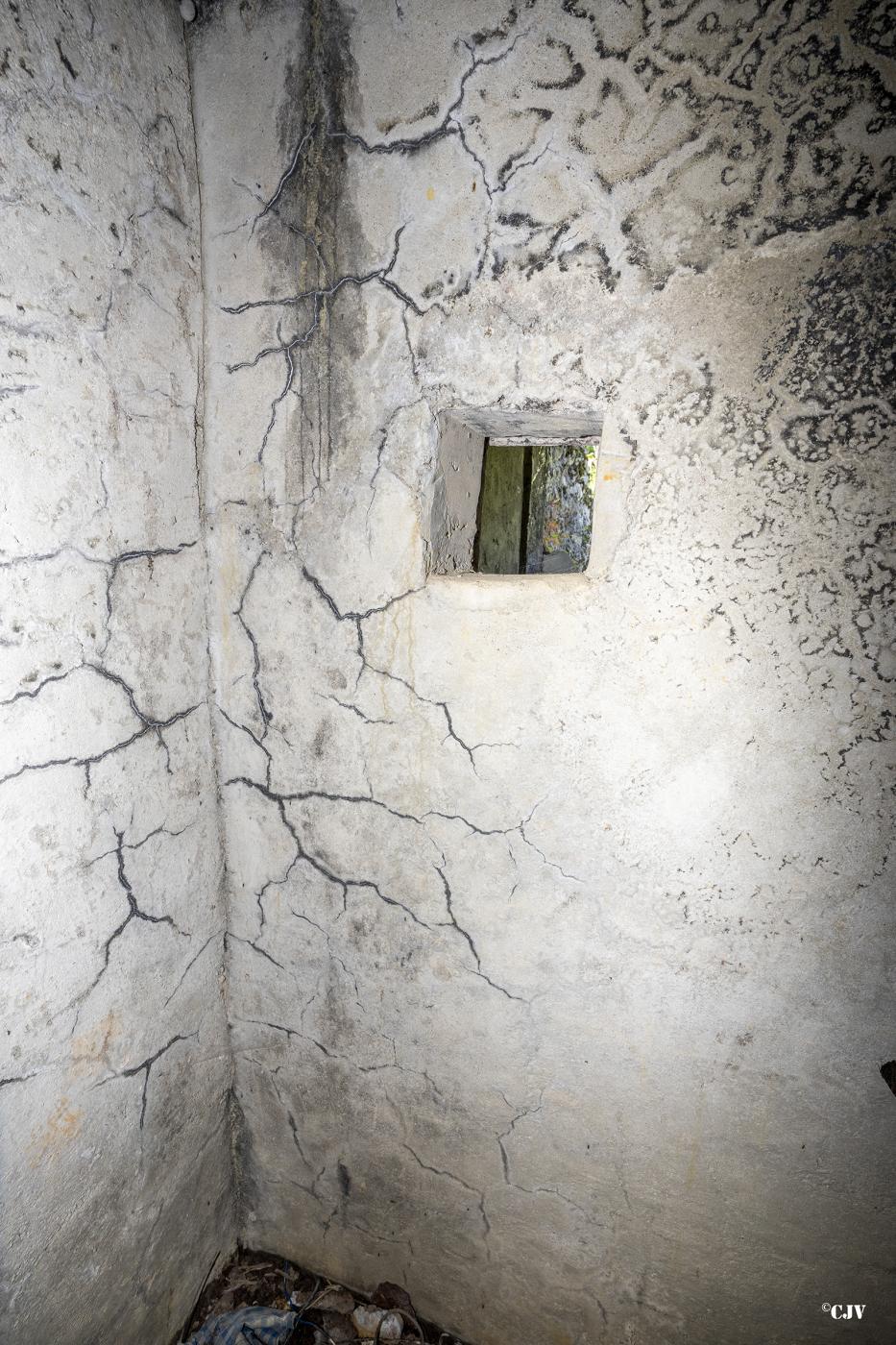 Ligne Maginot - B2 - LE BAS DES PRÉS NORD - (Blockhaus pour arme infanterie) - Créneau de défense d'entrée - Lia VERMEULEN