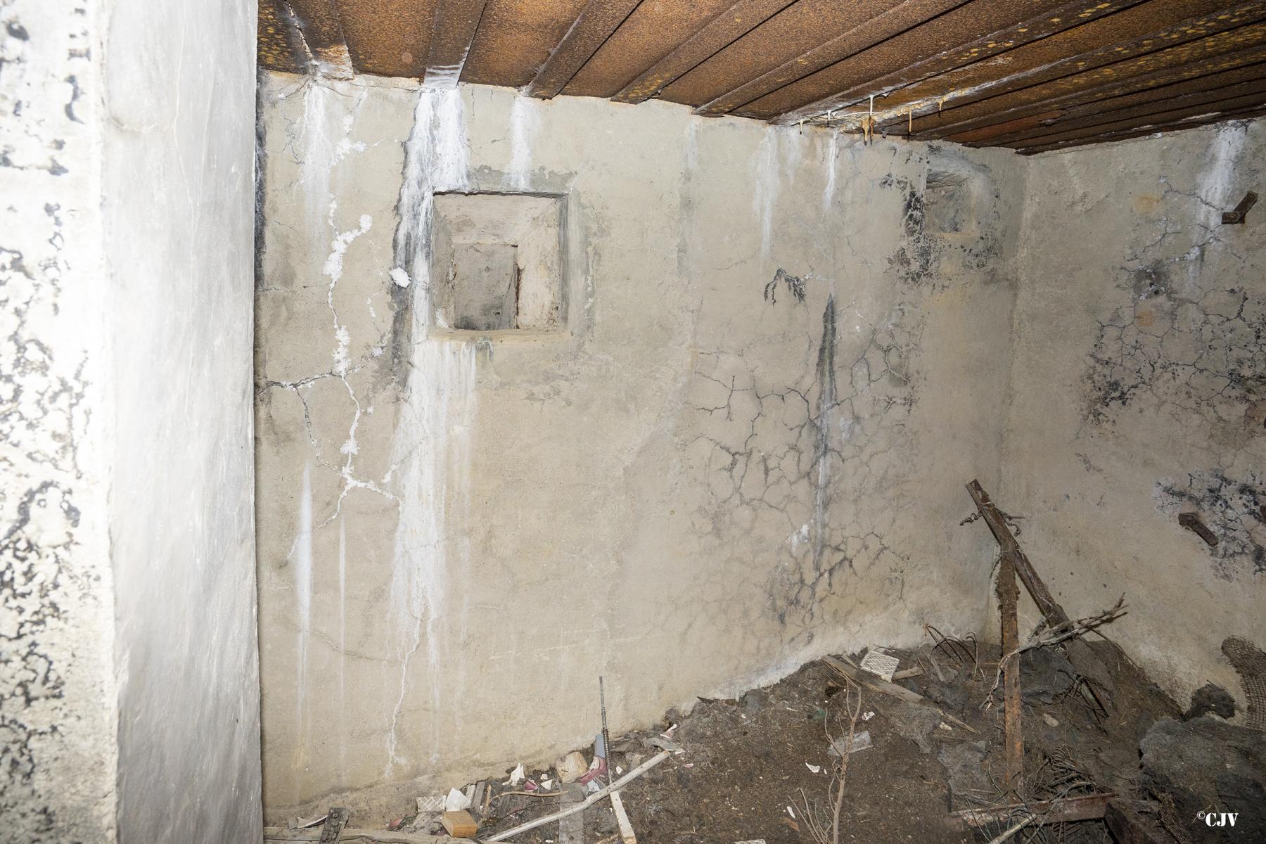 Ligne Maginot - B2 - LE BAS DES PRÉS NORD - (Blockhaus pour arme infanterie) - Mur arrière avec goulotte - Lia VERMEULEN