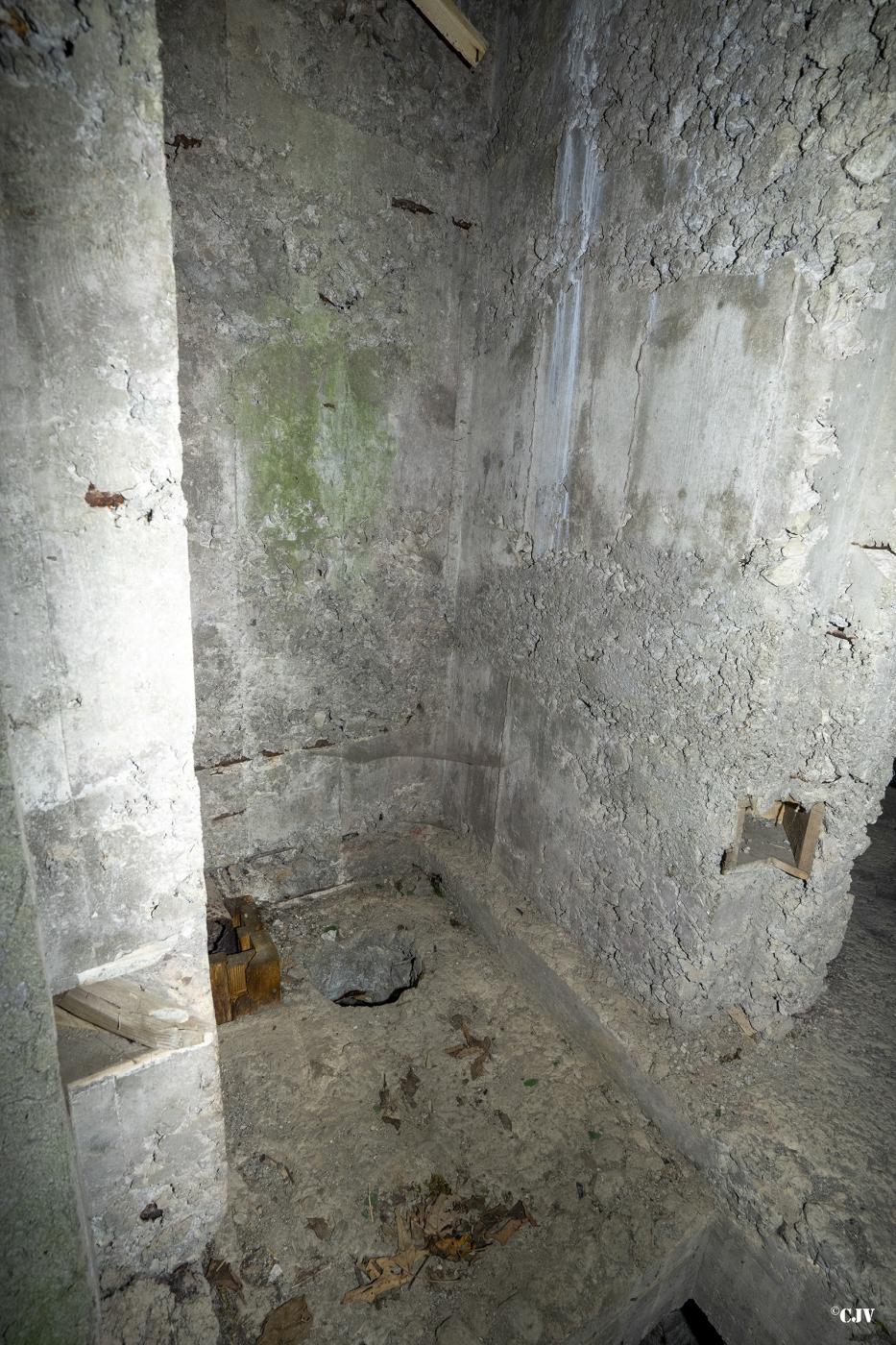 Ligne Maginot - C4 - LE BÉLIEU - (Blockhaus lourd type STG / STG-FCR - Double) - Toilette - Lia VERMEULEN