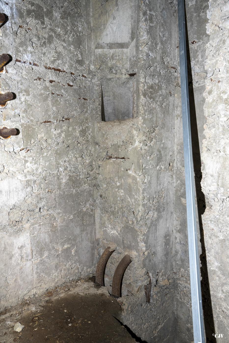 Ligne Maginot - C4 - LE BÉLIEU - (Blockhaus lourd type STG / STG-FCR - Double) - Goulotte et tubes pour les cables - Lia VERMEULEN