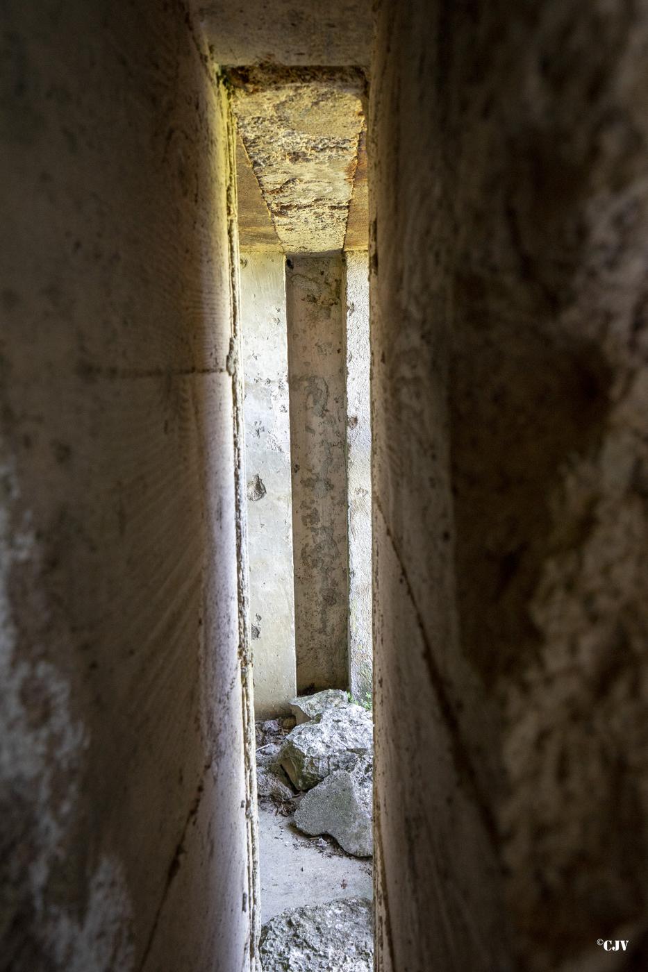 Ligne Maginot - B6 - LES RICHARD - (Blockhaus pour arme infanterie) - L'espace pour les poutres de la fermeture de l'entrée du matériel - Lia VERMEULEN