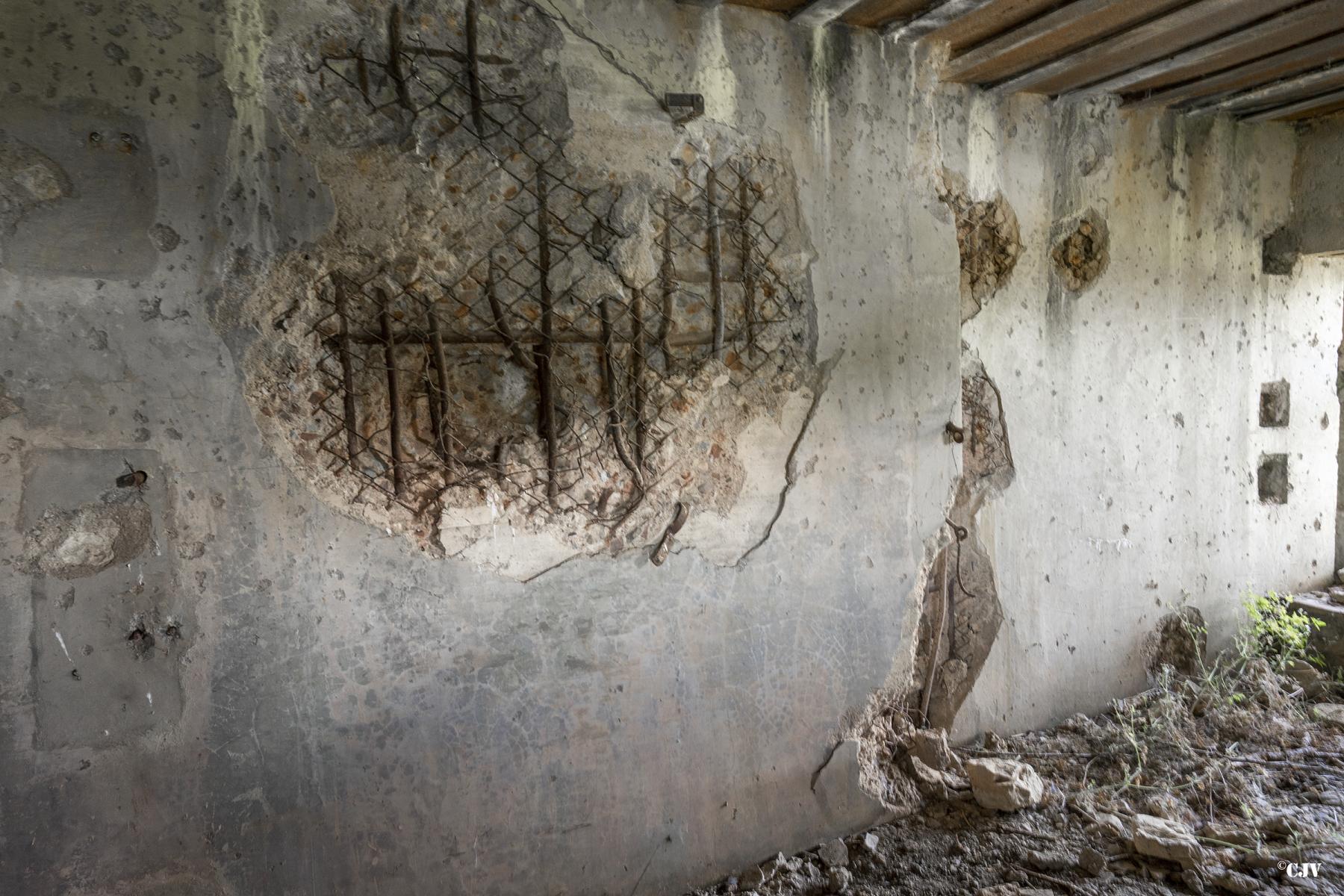Ligne Maginot - B6 - LES RICHARD - (Blockhaus pour arme infanterie) - Il y a des dégâts dans le mur du fond - Lia VERMEULEN
