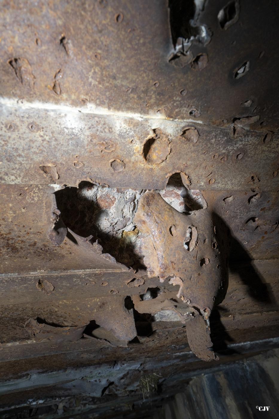 Ligne Maginot - B6 - LES RICHARD - (Blockhaus pour arme infanterie) - Le plafond est également endommagé - Lia VERMEULEN