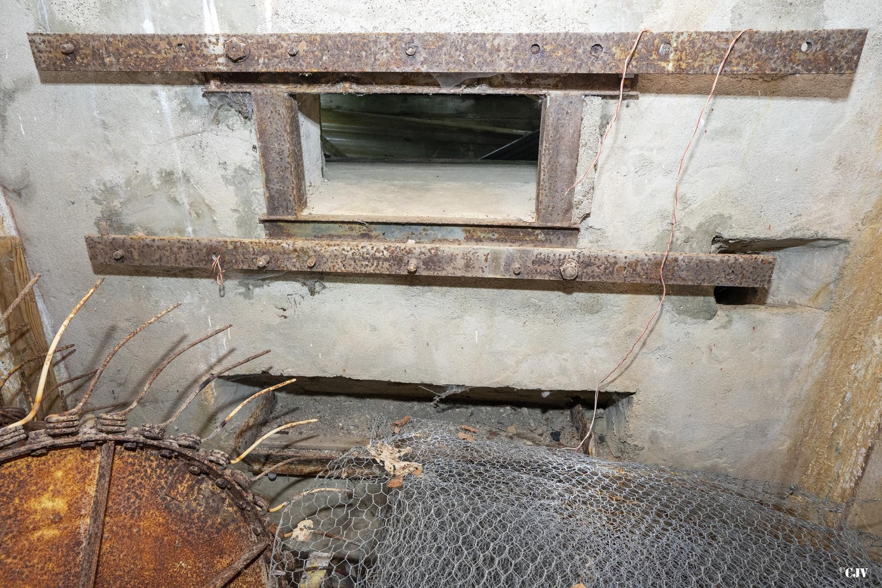 Ligne Maginot - B11 - LES LAILLETS OUEST - (Blockhaus pour arme infanterie) - Le créneau - Lia VERMEULEN