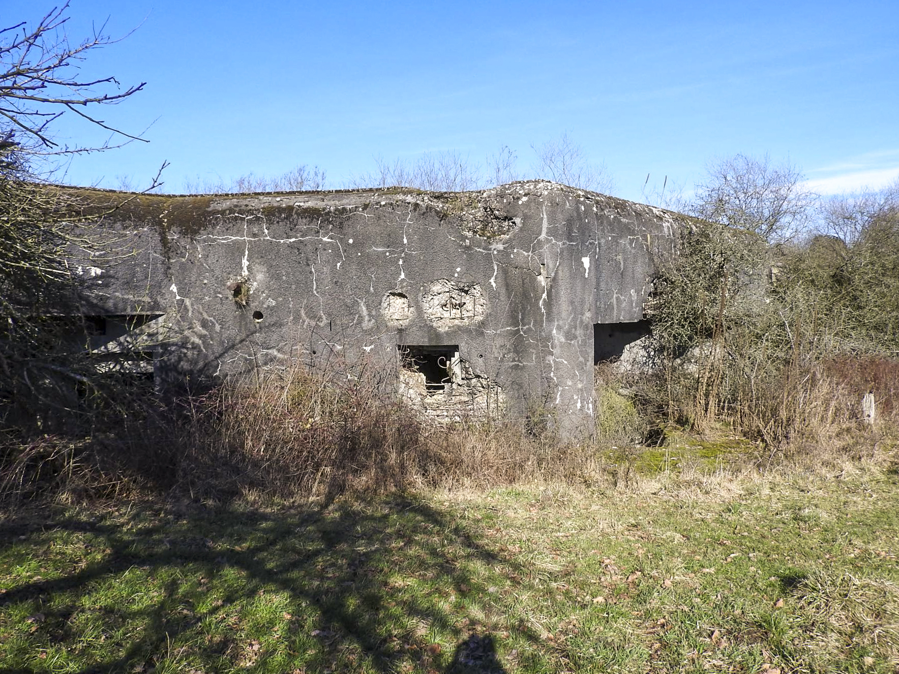 Ligne Maginot - MC13B - MC14 - (Casemate d'infanterie - double) - La façade de tir Est et les entrées à gauche. - STENGER Mathieu