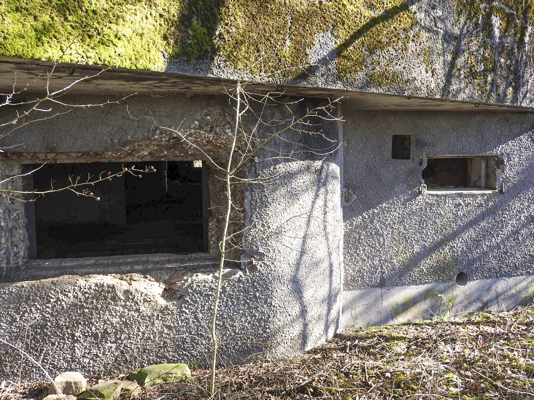 Ligne Maginot - MC13B - MC14 - (Casemate d'infanterie - double) - Les créneaux anti-char et mitrailleuse de flanquement Ouest.