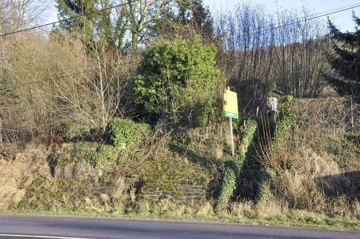 Ligne Maginot - APACH (POSTE AVANCé GRM) - (Poste GRM - Maison Forte) - Vue de la D654
A gauche les vestiges du blockhaus.