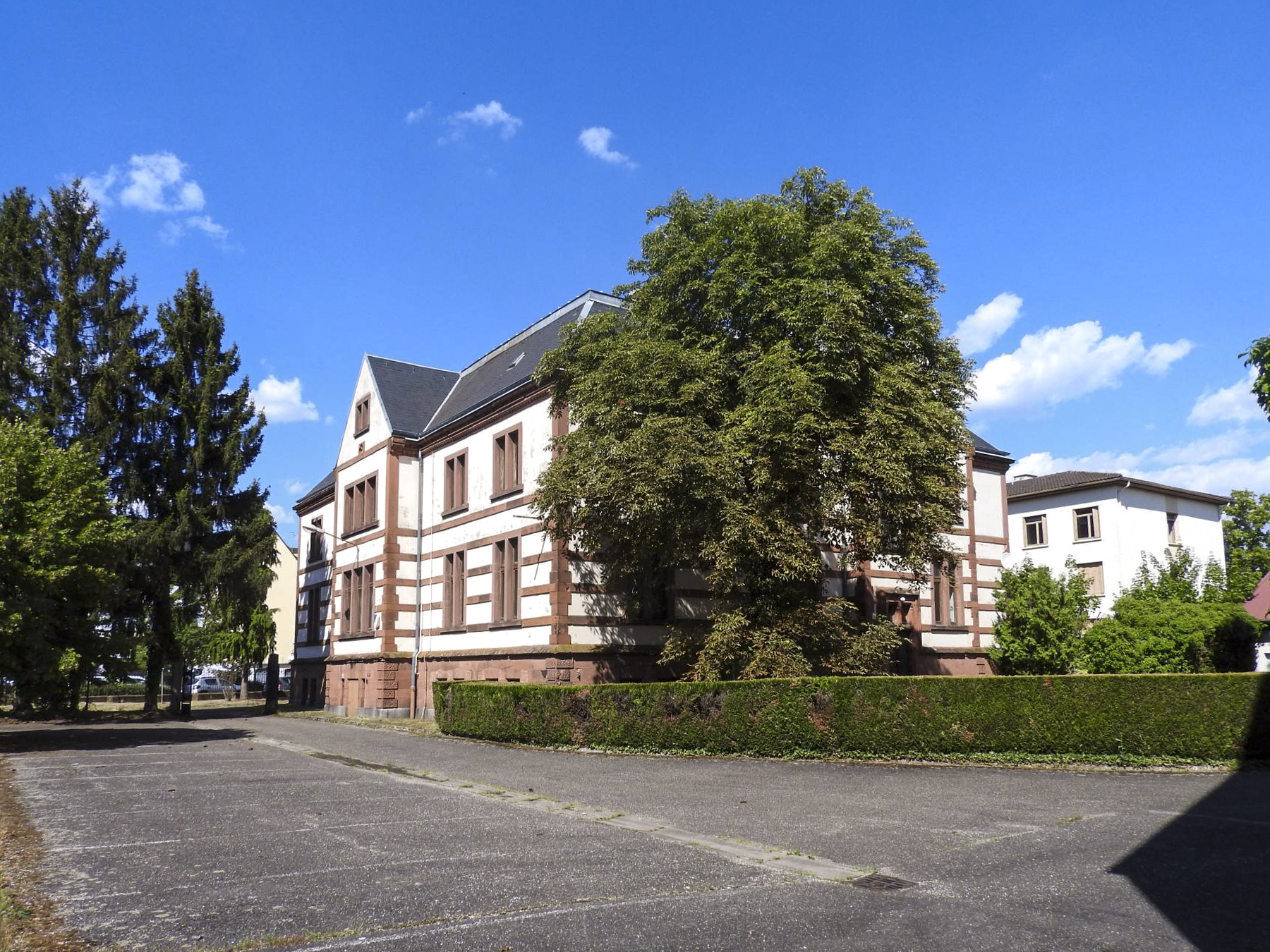 Ligne Maginot - QUARTIER AIME - (Camp de sureté) - Le bâtiment toujours propriété de la défense. Il abrite l'aumônerie militaire et les services sociaux de l'armée. - STENGER Mathieu