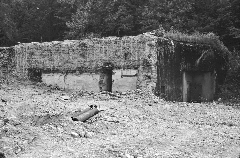 Ligne Maginot - BOIS DE KANFEN - X5 - (Abri) - Photo de l'abri lors de sa destruction partielle dans le cadre de la création de l'autoroute A31.
On y voit clairement les épaisseurs de la dalle et des parements. 
