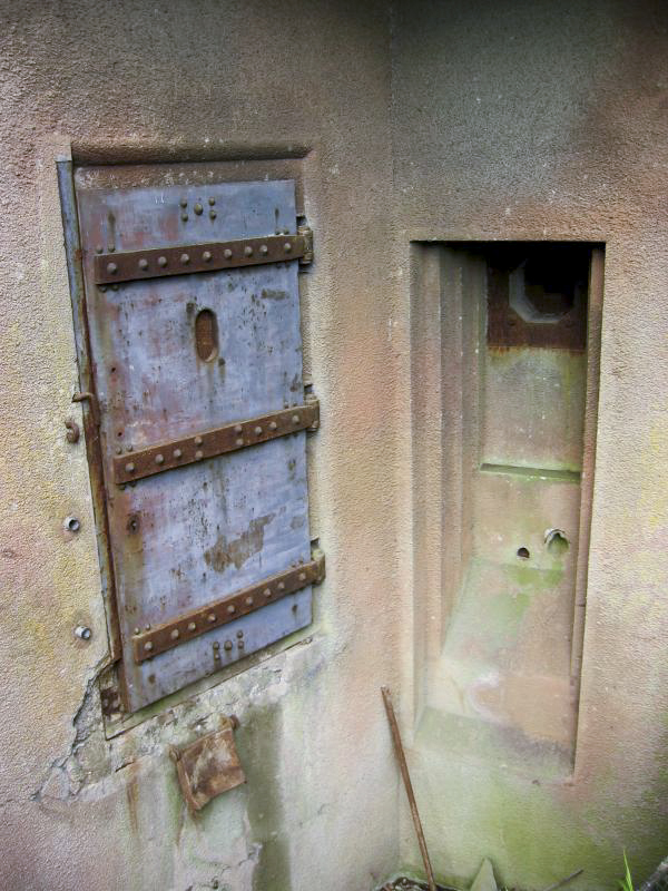 Ligne Maginot - BOIS DE KANFEN - X5 - (Abri) - Entrée de l'abri et créneau FM de défense rapprochée