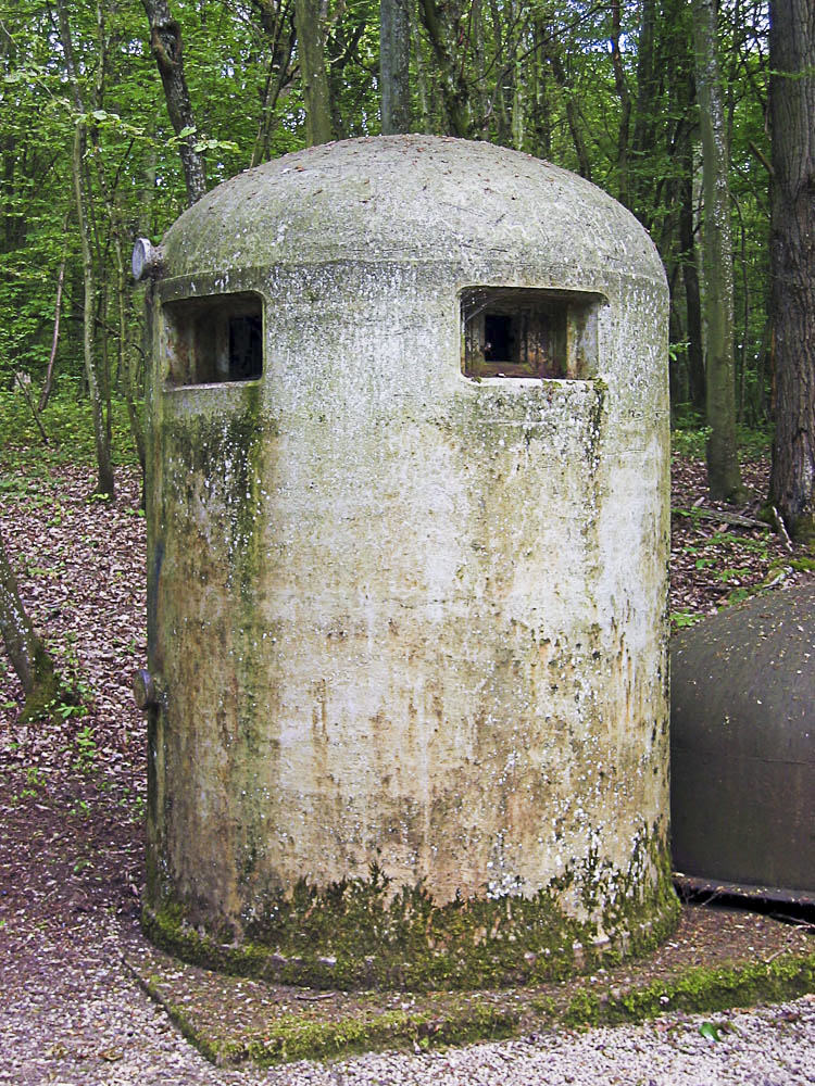 Ligne Maginot - BOIS DE KANFEN - X5 - (Abri) - Cloche GFM retirée de la moitié détruite de l'abri exposée devant l'abri du Zeiterholz