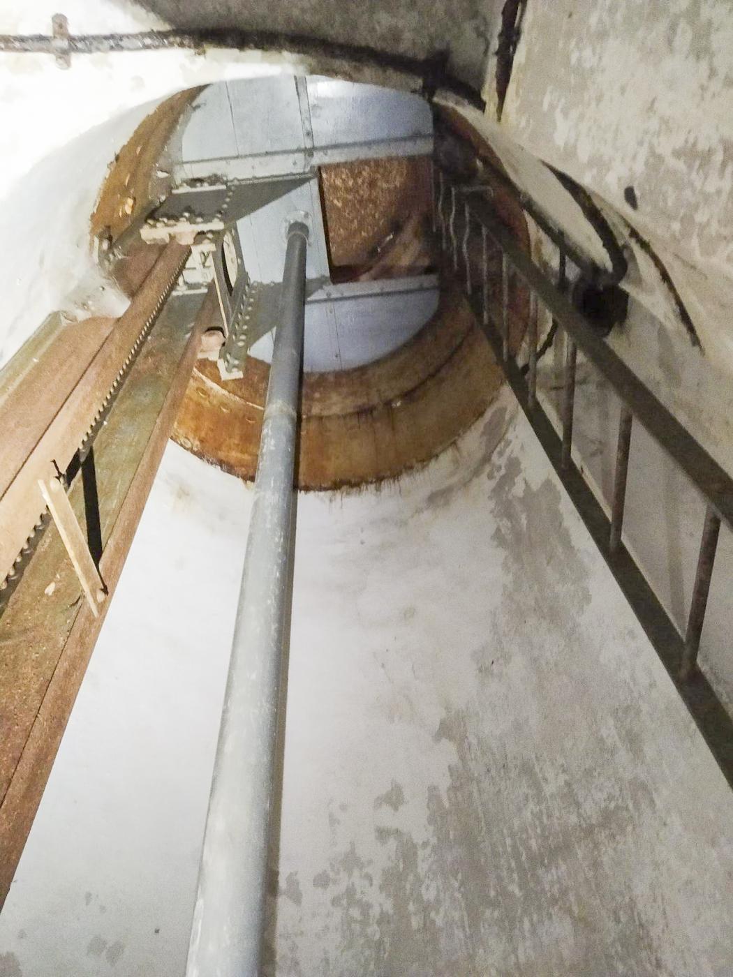 Ligne Maginot - BOIS DE KANFEN - X5 - (Abri) - Intérieur de la cloche GFM, visiblement en bon état général.