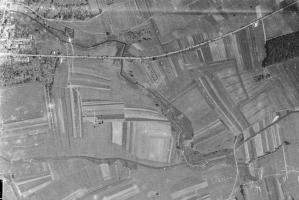 Ligne Maginot - LANGENBACH - (Inondation défensive) - Sur cette photo aérienne de 1938 l'aménagement du Langenbach en fossé antichar et les seuils qui y ont été créés sont nettement visibles. 
La digue de Weiher avec son pertuis permettant l'inondation de la zoner non aménagée est visible sur la droite de la photo, là ou commence le fossé antichar